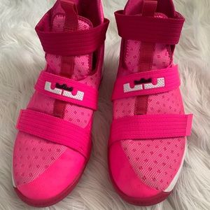 LIKE NEW- Lebron Soldier 10 7Y/8.5 Pink